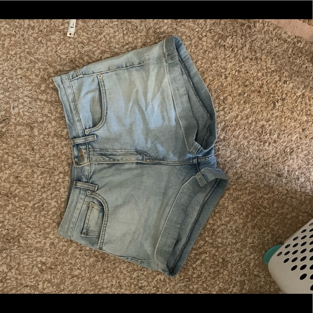 LEVI’S Mom Short - Picture 2 of 4